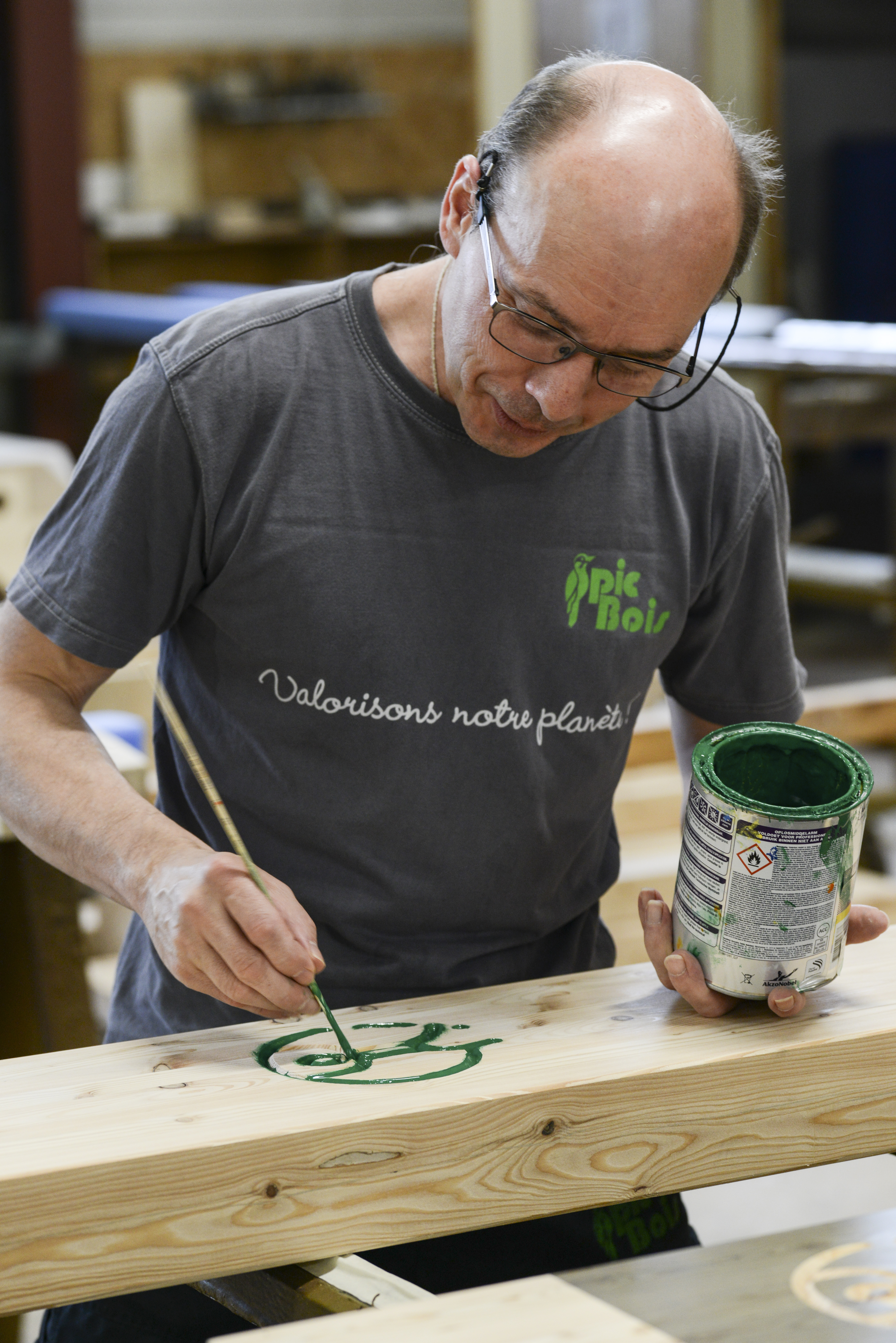 Peinture du bois à la main
